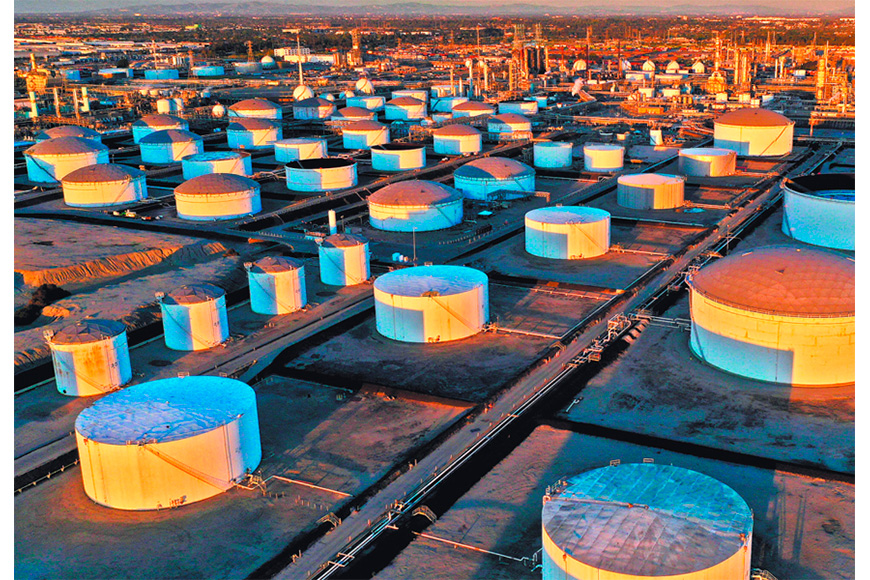 Petróleo baja mientras operadores evalúan aranceles de Trump y bombeo de la OPEP+