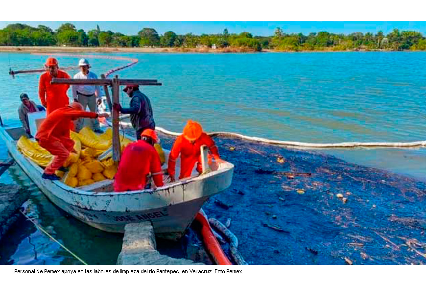 Gobierno limpia río contaminado por derrame de hidrocarburo en Veracruz